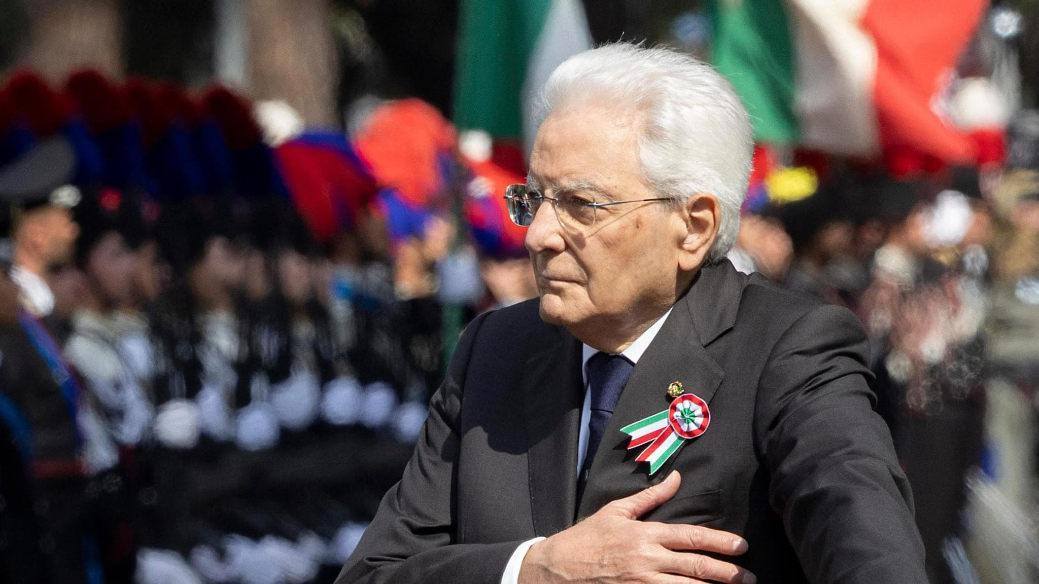 Immagine editoriale del 2 giugno a Roma con tricolore, Fori Imperiali, Altare della Patria e pubblico durante la Festa della Repubblica
