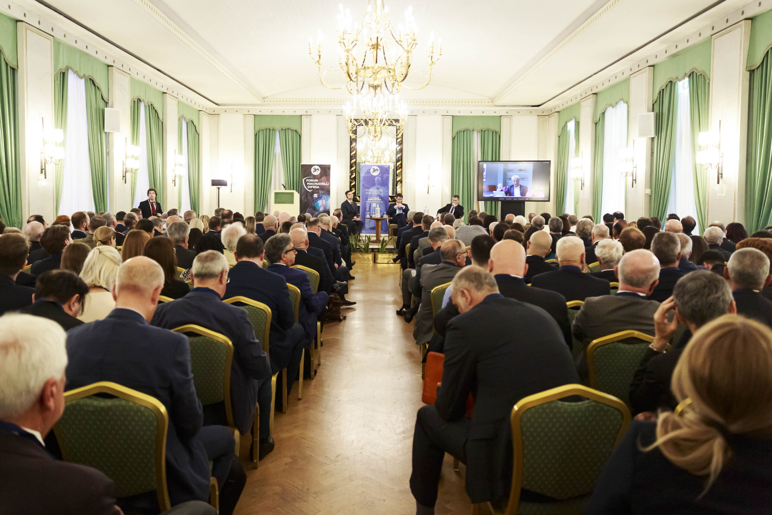 Veduta ampia del pubblico e del palco durante il panel sul procurement europeo