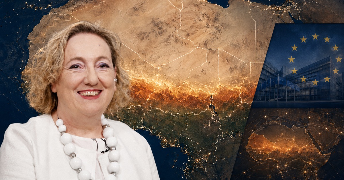 Emanuela Claudia Del Re davanti a una mappa geopolitica del Sahel con riferimenti all’Unione europea