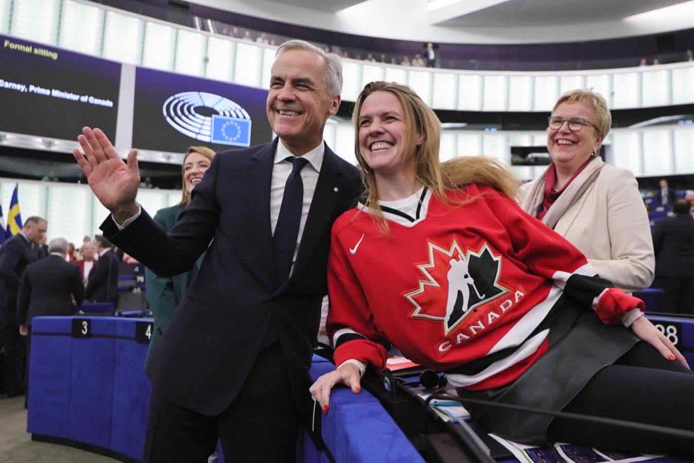 Terry Reintke con la maglia del Team Canada durante la visita del primo ministro canadese al Parlamento europeo