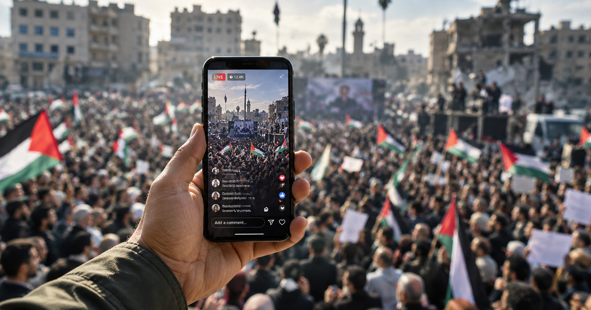 Illustrazione editoriale: una folla con bandiere palestinesi ripresa attraverso uno smartphone