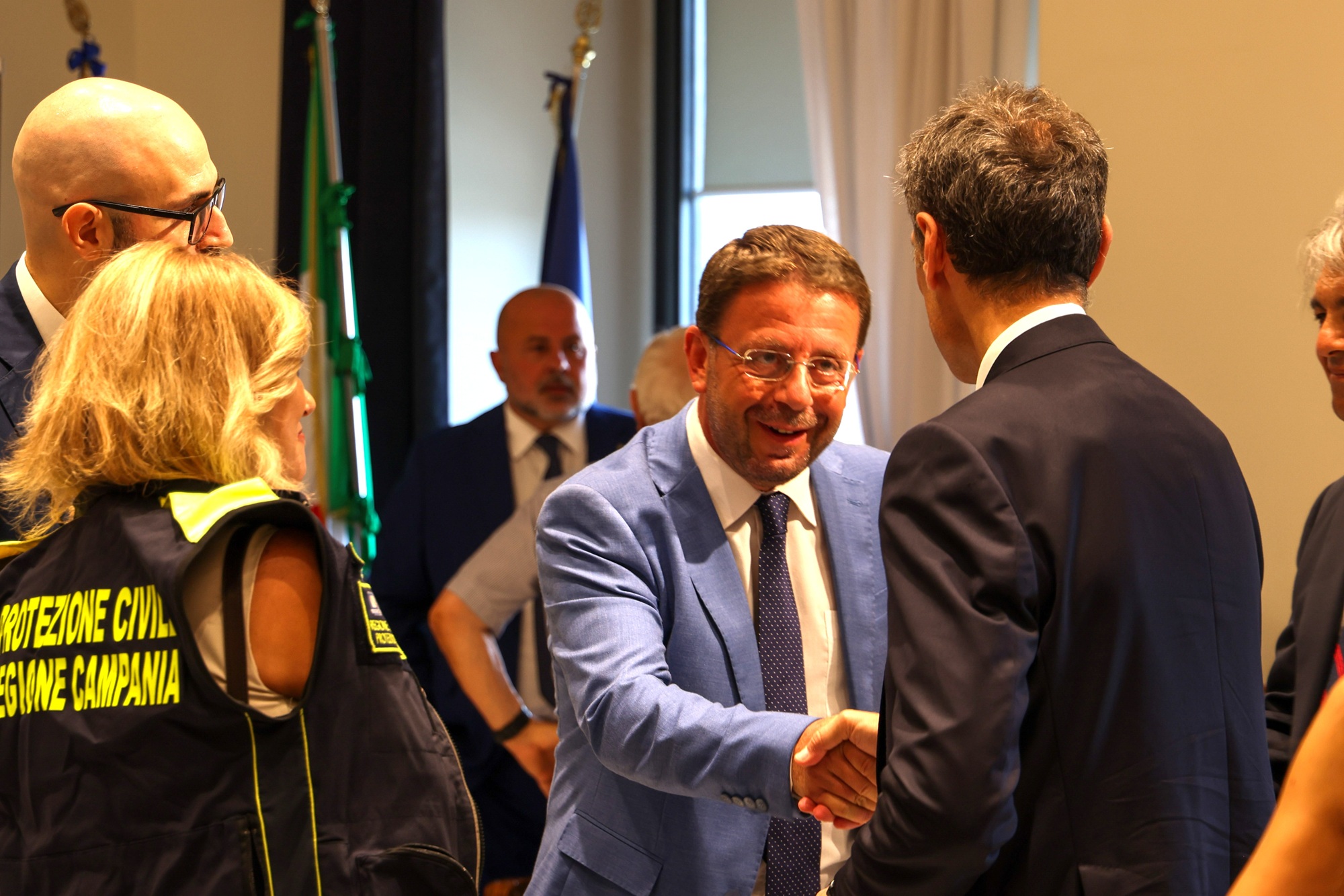 Il giornalista Diego Paura durante la moderazione della tavola rotonda - Difesa, Sicurezza e Resilienza, Acerra 9 luglio 2026