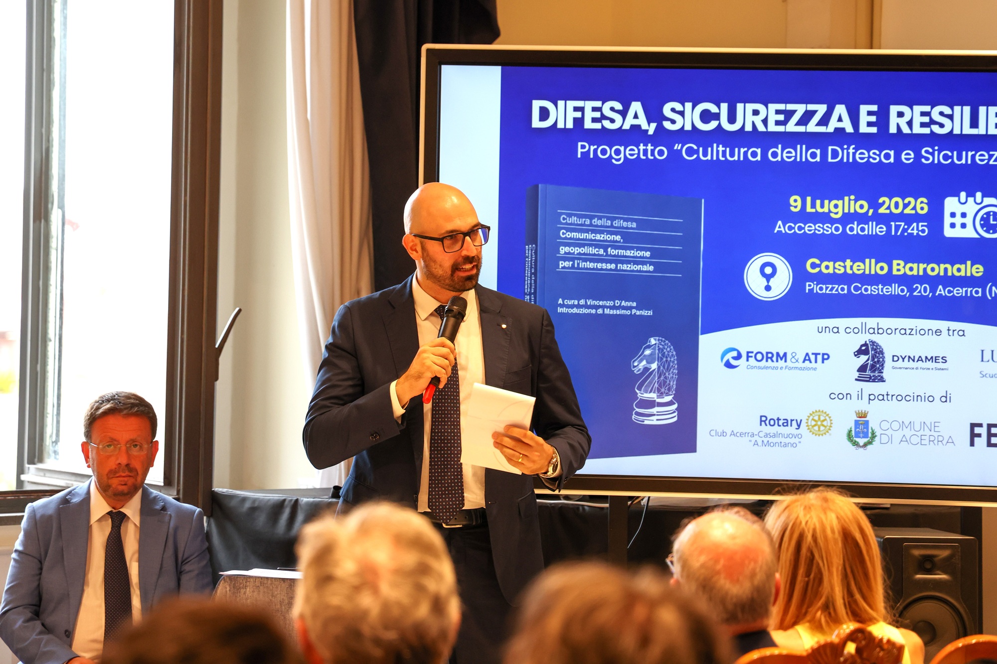 Vincenzo D’Anna, co-fondatore DYNAMES, durante l’incontro Difesa, Sicurezza e Resilienza al Castello Baronale di Acerra